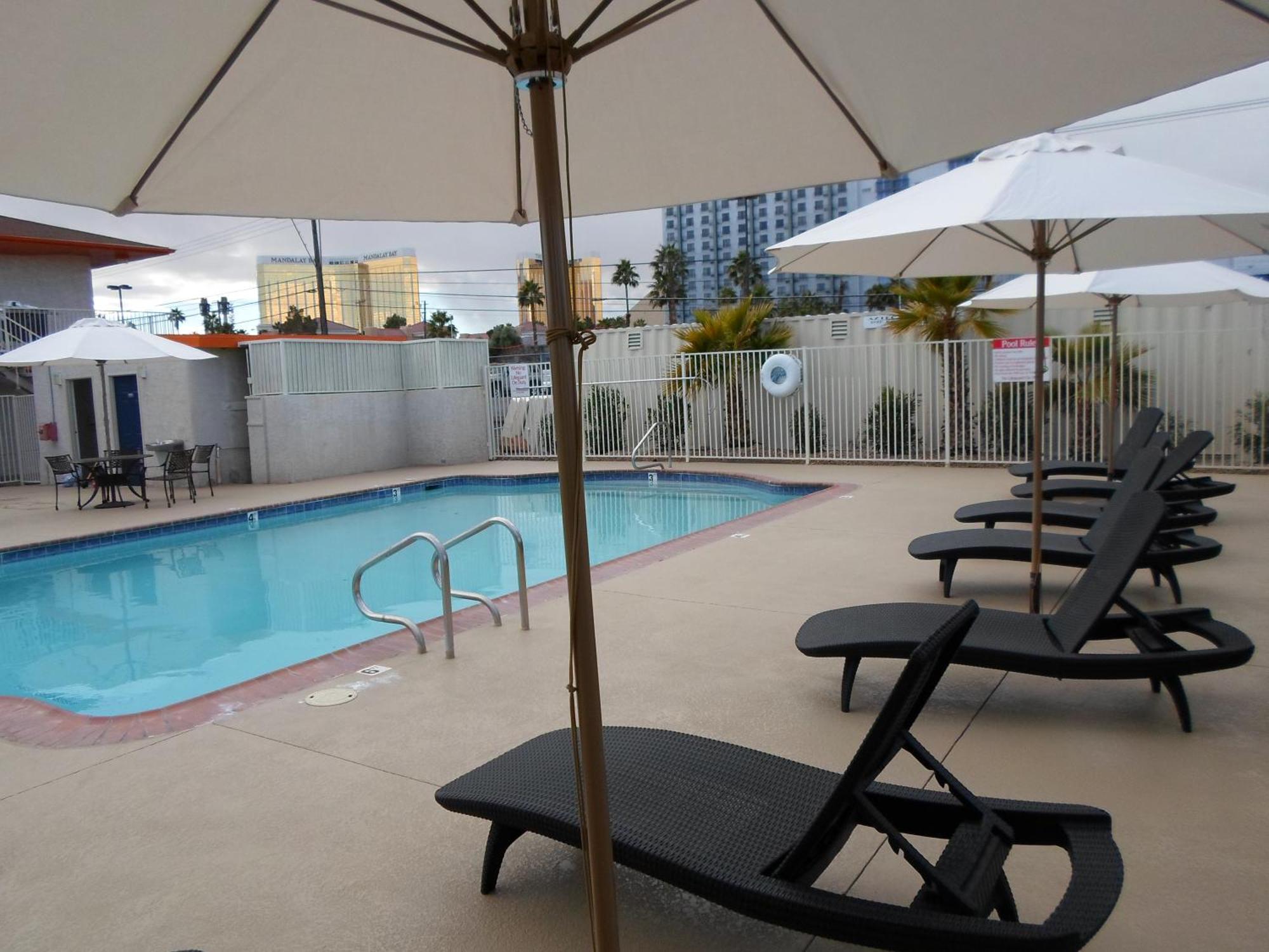 Howard Johnson By Wyndham Las Vegas Near The Strip Ngoại thất bức ảnh