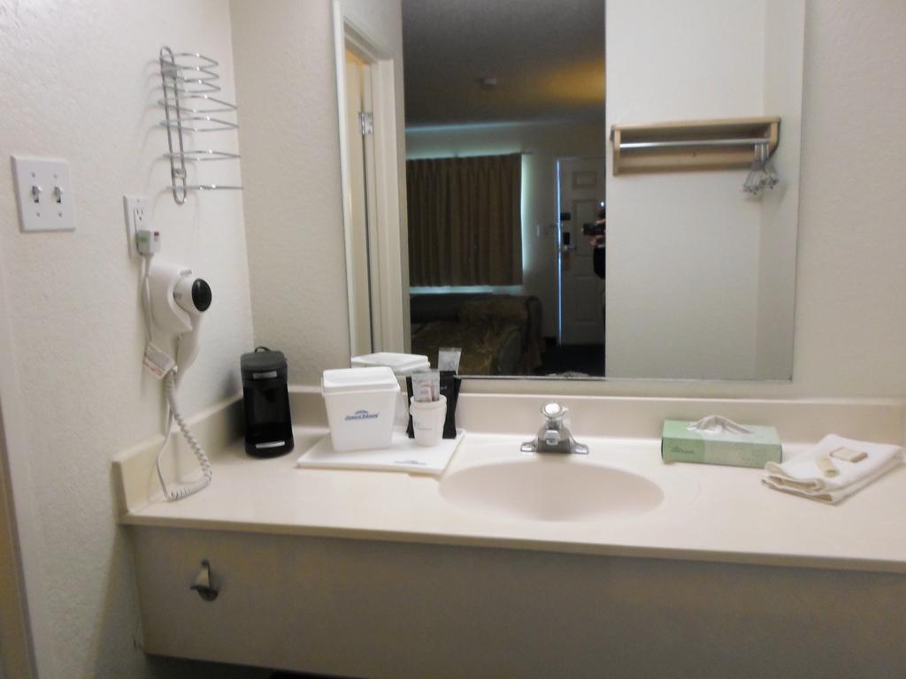 Howard Johnson By Wyndham Las Vegas Near The Strip Ngoại thất bức ảnh