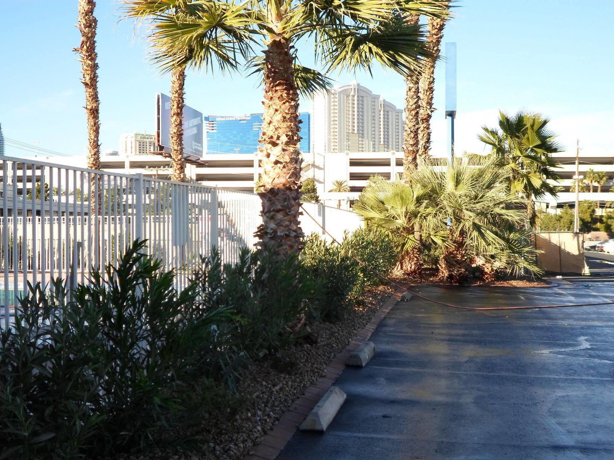 Howard Johnson By Wyndham Las Vegas Near The Strip Ngoại thất bức ảnh